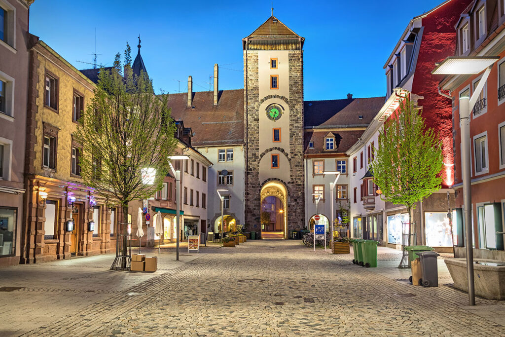Die Fußgängerzone von Villingen-Schwenningen mit ihren gepflegten Fachwerkhäusern und Altbauten, umrandet von der Stadtmauer und Stadttoren